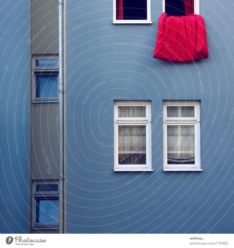 Federbett hängt zum Lüften aus dem Fenster Haus lüften Fassade Regenrinne blau rot Ordnung Bettdecke Sauberkeit Häusliches Leben blaue Fassade