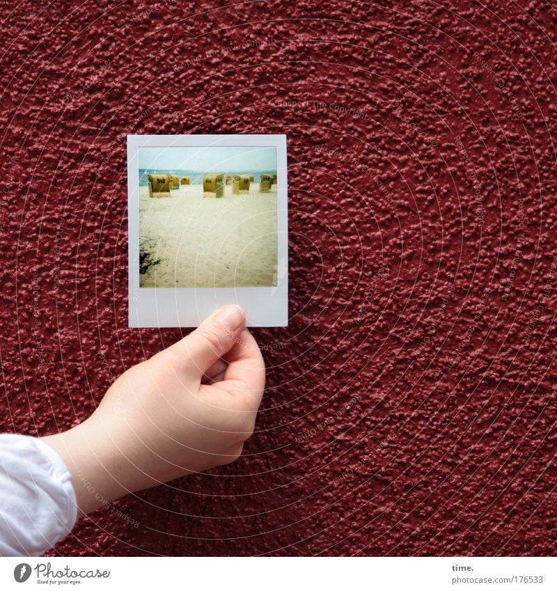 [KI09.1] - Die Mauer muss weg! Polaroid Kontrast Strand Hand Kunstwerk Sand Beton rot Wand Putz Bild Strandkorb Gegenteil Bild-im-Bild Mauern zu Strrandkörben