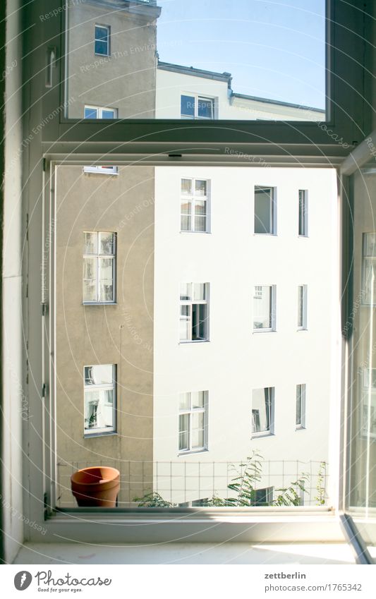 Live View Aussicht Fensterblick Berlin Fassade Haus Hinterhof Innenhof interior lüften Menschenleer offen direkt Sommer Sonne Stadt Textfreiraum Stadtleben