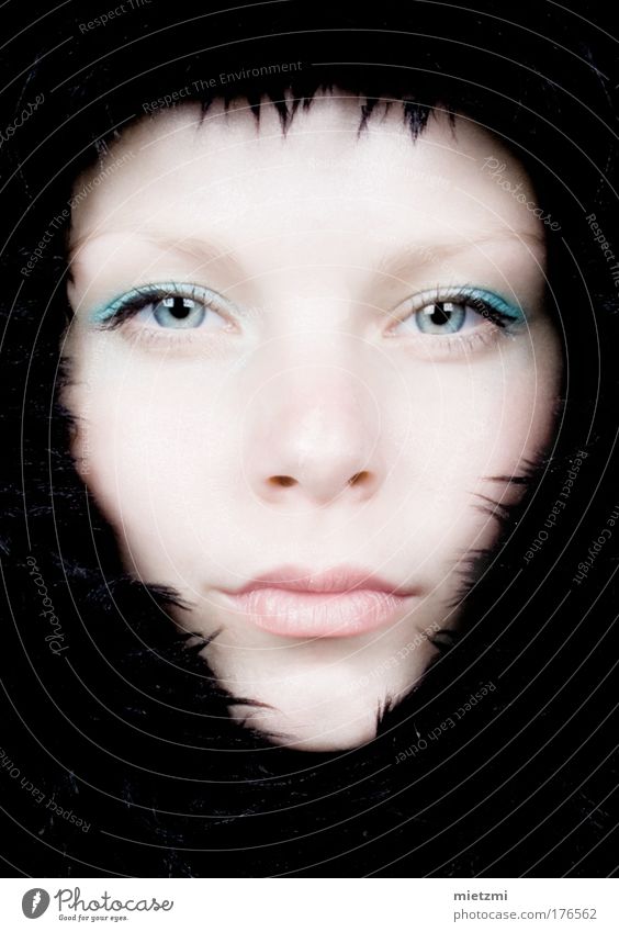 B L A C K F R O S T Farbfoto Studioaufnahme Blitzlichtaufnahme feminin Kopf Haare & Frisuren Gesicht Auge Mund 18-30 Jahre Jugendliche Erwachsene Fell kalt
