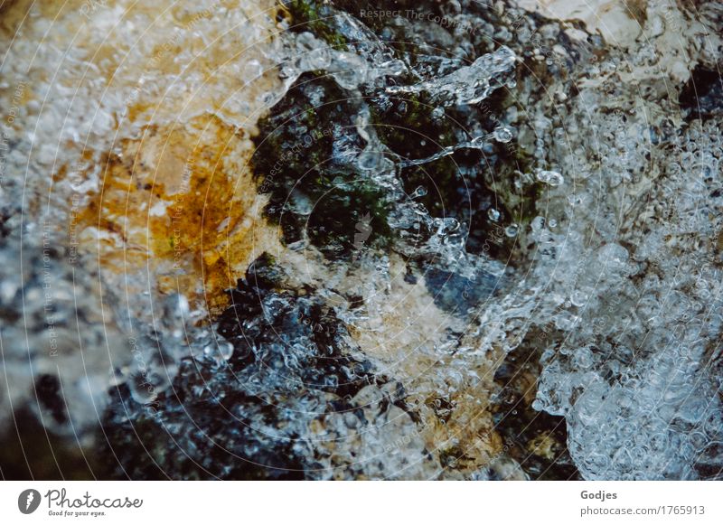 Sprudelndes Wasser auf Steinen Umwelt Natur Urelemente Wassertropfen Sommer Wellen Meer Mittelmeer Sardinien Menschenleer springen toben glänzend blau gelb gold