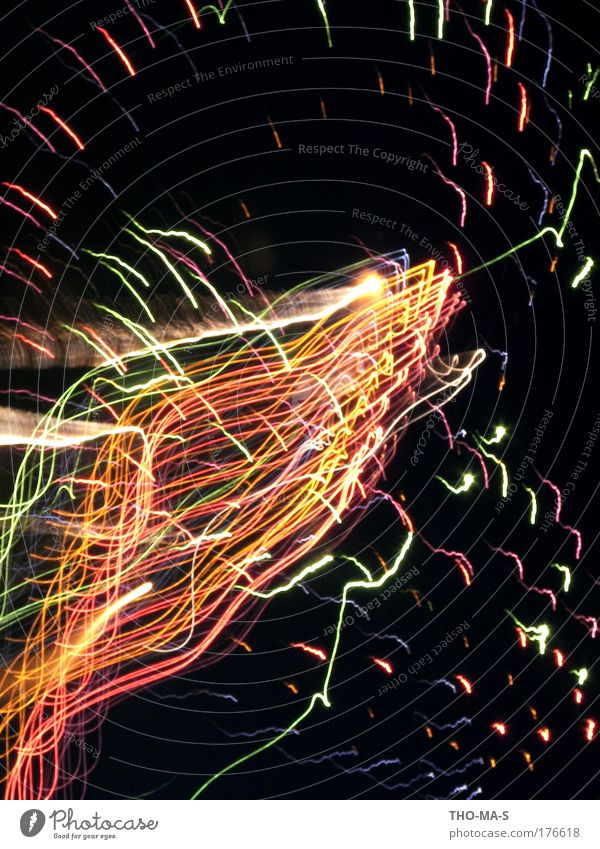 In Farbe und bunt Freude Nachtleben Feste & Feiern Silvester u. Neujahr Kunst Kunstwerk Veranstaltung Luft Nachthimmel Feuerwerk Linie Rauch leuchten schön