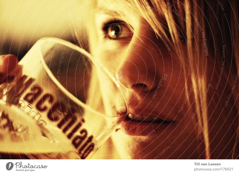 latte. Farbfoto Innenaufnahme Tag Porträt Blick nach vorn Lebensmittel Kaffeetrinken Getränk Heißgetränk Latte Macchiato Glas feminin Junge Frau Jugendliche 1