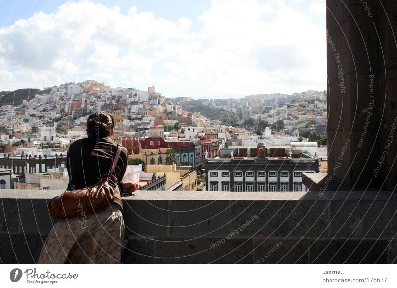 Las Palmas Farbfoto Außenaufnahme Tag Städtereise Frau Erwachsene 1 Mensch Las Palmas de Gran Canaria Spanien Hafenstadt Architektur Denken entdecken Erholung