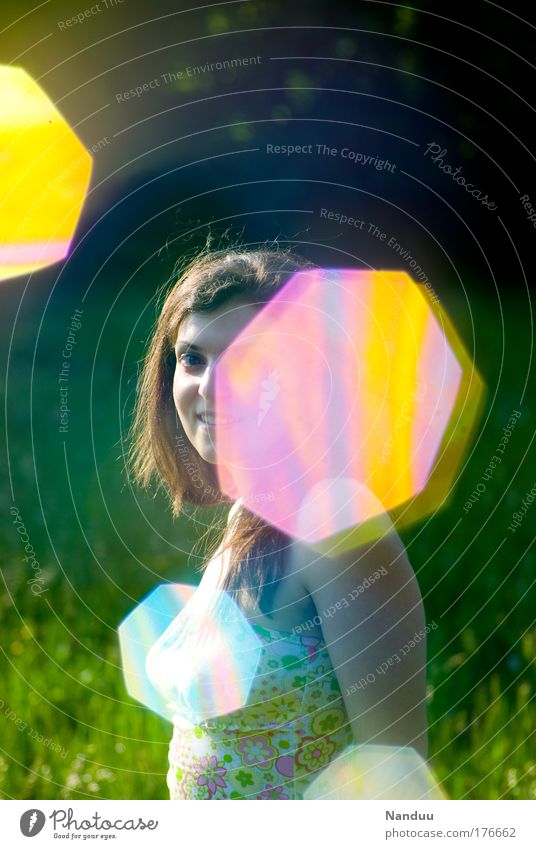 Unbekannte Fliegende Heptagone Farbfoto mehrfarbig Außenaufnahme Experiment abstrakt Gegenlicht Unschärfe Schwache Tiefenschärfe Blick in die Kamera Mensch
