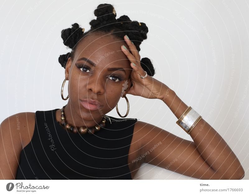 . feminin Frau Erwachsene 1 Mensch T-Shirt Schmuck Ohrringe Haare & Frisuren langhaarig Afro-Look beobachten Denken Blick warten außergewöhnlich schön
