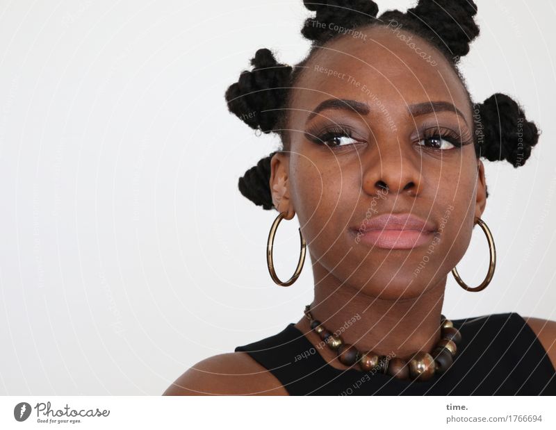 . feminin Frau Erwachsene 1 Mensch T-Shirt Schmuck Ohrringe Halskette Haare & Frisuren schwarzhaarig Locken Afro-Look beobachten Denken Blick warten