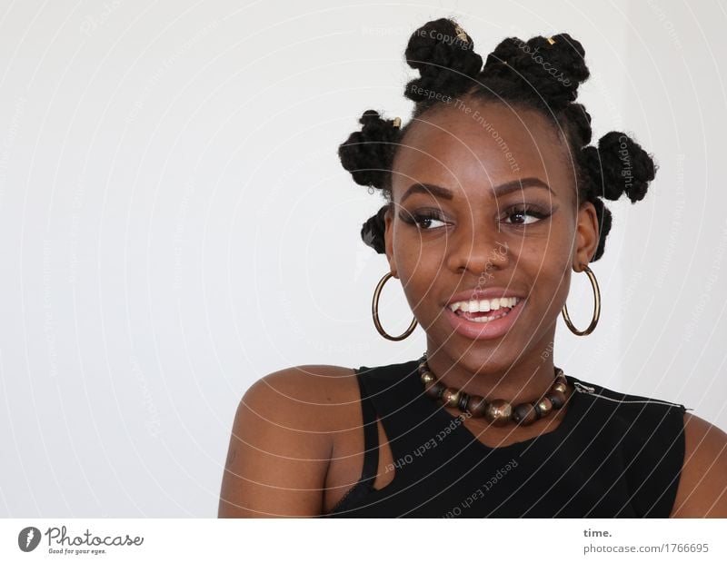 . feminin Frau Erwachsene 1 Mensch Kleid Schmuck Ohrringe Halskette Haare & Frisuren schwarzhaarig kurzhaarig Afro-Look beobachten Lächeln lachen Blick warten