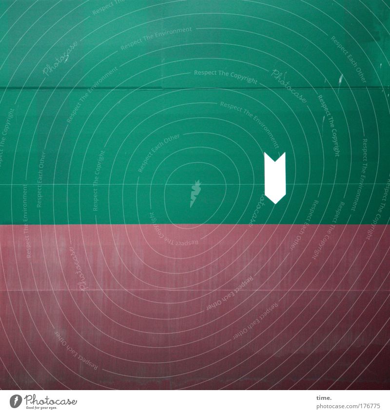 [KI09.1] - Point Of Interest Wasserfahrzeug Bordwand Metall Hafen Farben rot grün weiß Schweißnaht Hinweis Pfeil Zeichen Bootswand Nieten Büchse