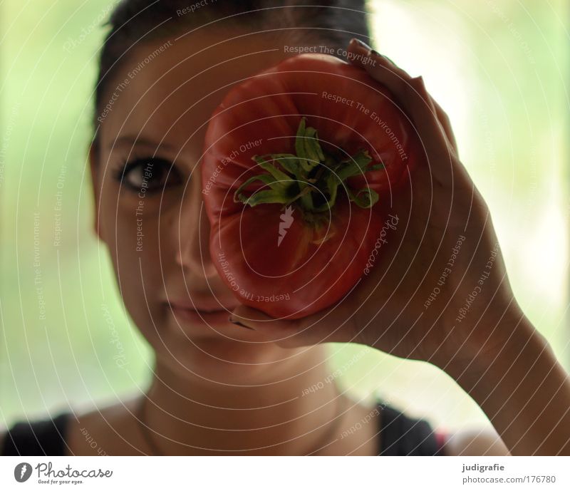 Mädchen mit Tomate Farbfoto Tag Unschärfe Blick Lebensmittel Gemüse Bioprodukte Vegetarische Ernährung Mensch feminin Junge Frau Jugendliche 1 18-30 Jahre