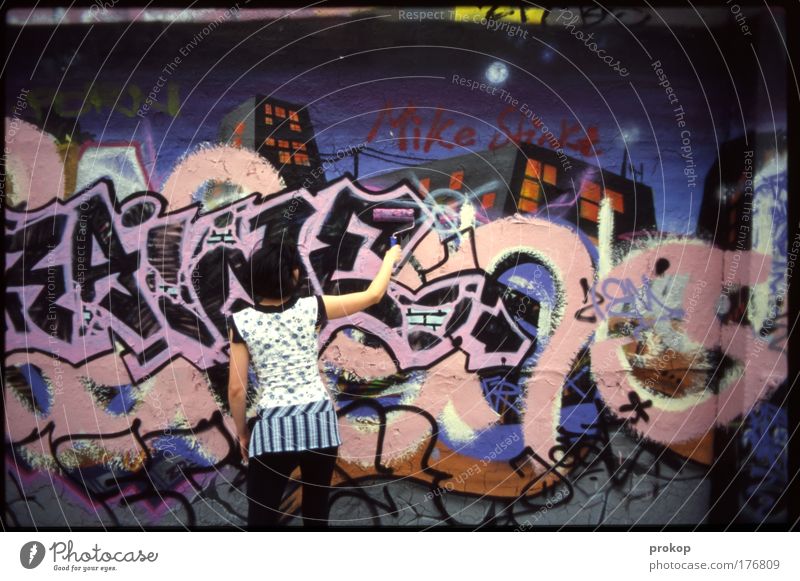 Armer Mike Farbfoto Außenaufnahme Tag Rückansicht Mensch feminin Junge Frau Jugendliche Erwachsene Coolness mehrfarbig Tatkraft streichen Renovieren Graffiti