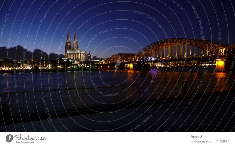 Kölner Dom & Hohenzollernbrücke bei Nacht Farbfoto Außenaufnahme Menschenleer Textfreiraum unten Textfreiraum Mitte Abend Dämmerung Blick Skyline Brücke