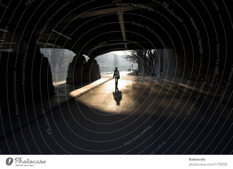 Die dritte Frau Außenaufnahme Abend Silhouette Gegenlicht 1 Mensch Wien Österreich Hauptstadt Brücke Tunnel Fußgänger Bewegung gehen Glück Erholung Inspiration