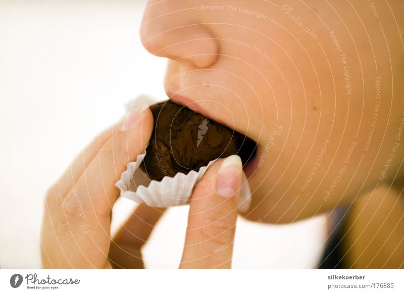 amère et fine ll Dessert Süßwaren Schokolade Konfekt Essen Junge Frau Jugendliche Kopf Mund 1 Mensch 18-30 Jahre Erwachsene genießen träumen lecker süß braun