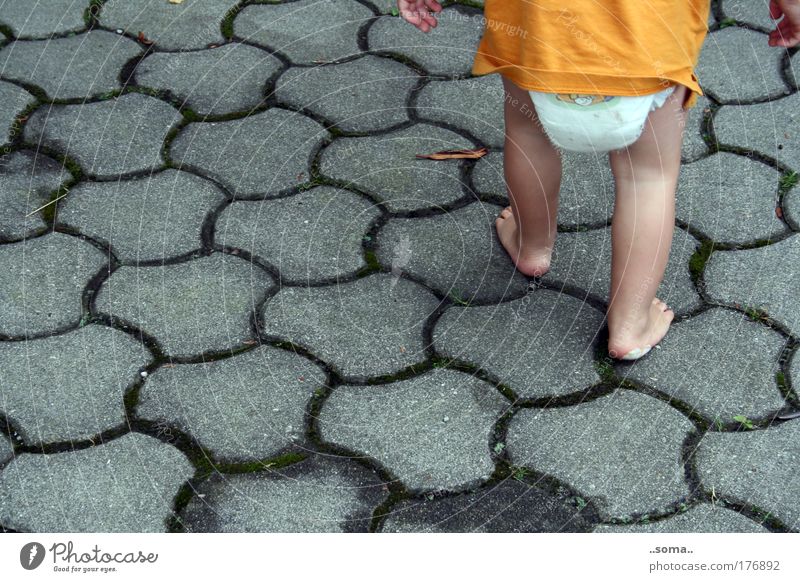 FortSchritte Farbfoto Außenaufnahme Kleinkind Kindheit Gesäß Beine Fuß 1-3 Jahre Platz T-Shirt Windeln gehen grau Gefühle Lebensfreude Tapferkeit Kraft