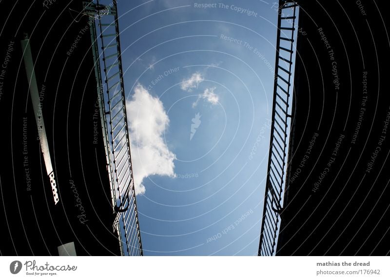 EBERSWALDER Farbfoto Außenaufnahme Menschenleer Tag Licht Schatten Kontrast Sonnenlicht Froschperspektive Himmel Wolken Sommer Schönes Wetter Bahnhof