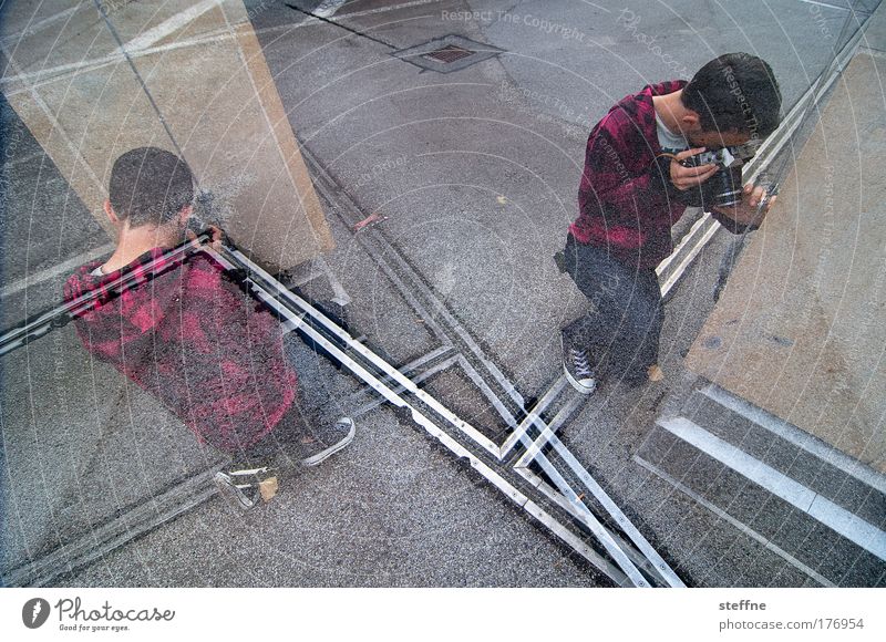 PICTURE THIS Farbfoto Außenaufnahme Experiment Weitwinkel Mensch maskulin Junger Mann Jugendliche 2 18-30 Jahre Erwachsene Künstler Photo-Shooting Fotografie