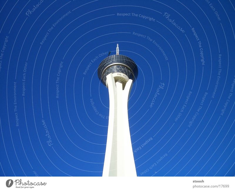 stratrosphere Las Vegas Architektur USA Himmel blau hoch Turm