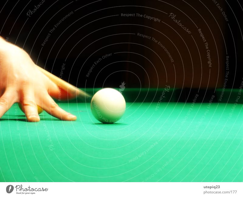 Anstoß Queue Schwimmbad Billard Snooker weiß Hand Finger grün schwarz Kugel billardtuch Bewegung