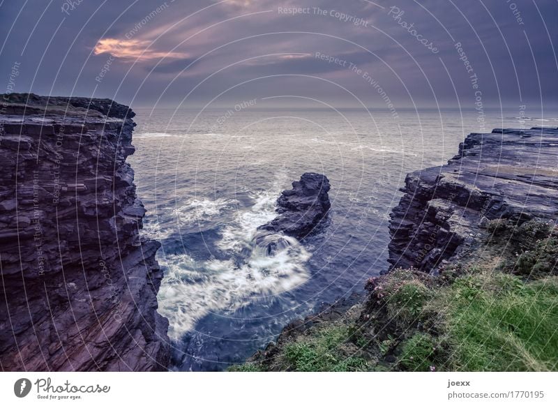 Das Finden im Augenblick Landschaft Urelemente Wasser Felsen Wellen Küste Meer Insel Republik Irland Klippe groß wild Horizont Natur Farbfoto Gedeckte Farben