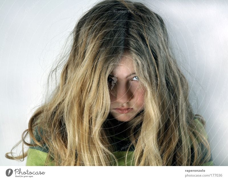 die welt ist schlecht Haare & Frisuren Mädchen Gesicht 1 Mensch 8-13 Jahre Kind Kindheit brünett langhaarig Traurigkeit schön Gefühle Trauer Schmerz