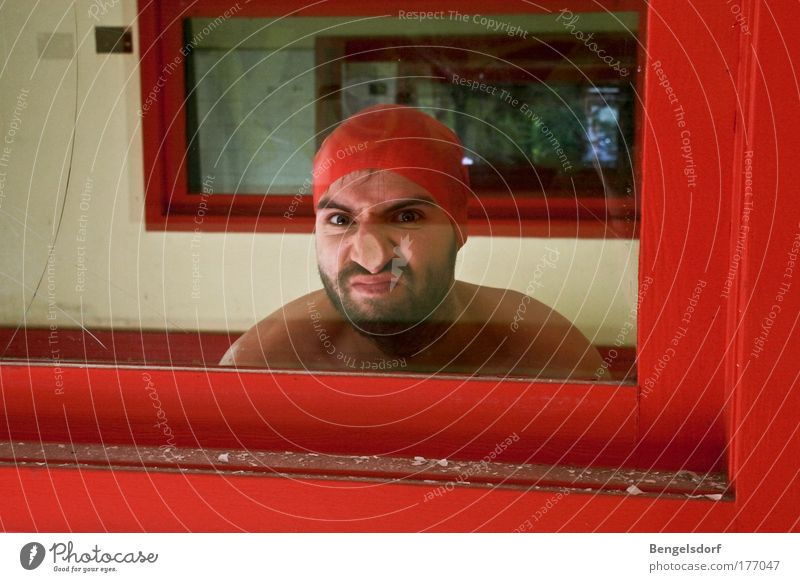 Schaufenster Mensch Nase 1 Kommunizieren staunen Badekappe Bart Fensterscheibe Glas Farbfoto Innenaufnahme Textfreiraum unten Porträt Oberkörper Vorderansicht
