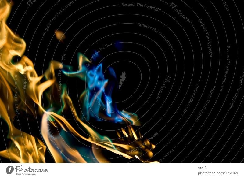flamme, bunt Farbfoto mehrfarbig Außenaufnahme Experiment abstrakt Menschenleer Textfreiraum rechts Kunstlicht Licht Schatten Lichterscheinung Low Key