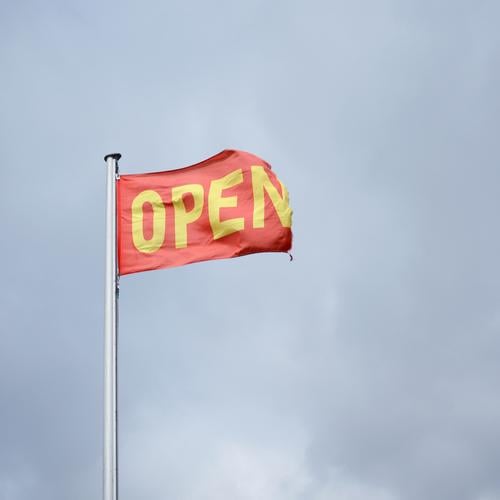 Open am Himmel Wirtschaft Handel Dienstleistungsgewerbe Börse Business Unternehmen sprechen Umwelt Wolken Fahne Fahnenmast Zeichen Schriftzeichen blau gelb rot