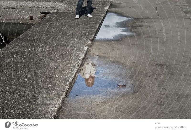 Spieglein, Spieglein... Farbfoto Außenaufnahme Tag Reflexion & Spiegelung 1 Mensch Kleinstadt Hafen Straße Beton beobachten grau