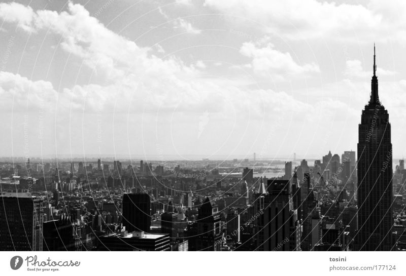 Manhattan Schwarzweißfoto Außenaufnahme Textfreiraum links Textfreiraum oben Tag Kontrast Weitwinkel Reichtum Sightseeing Städtereise Himmel Wolken Sommer
