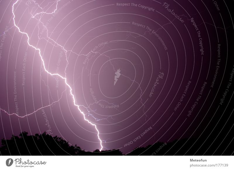 Gewitter - Blitze Farbfoto Außenaufnahme Menschenleer Nacht Lichterscheinung Totale Wetter demütig Angst gefährlich Natur