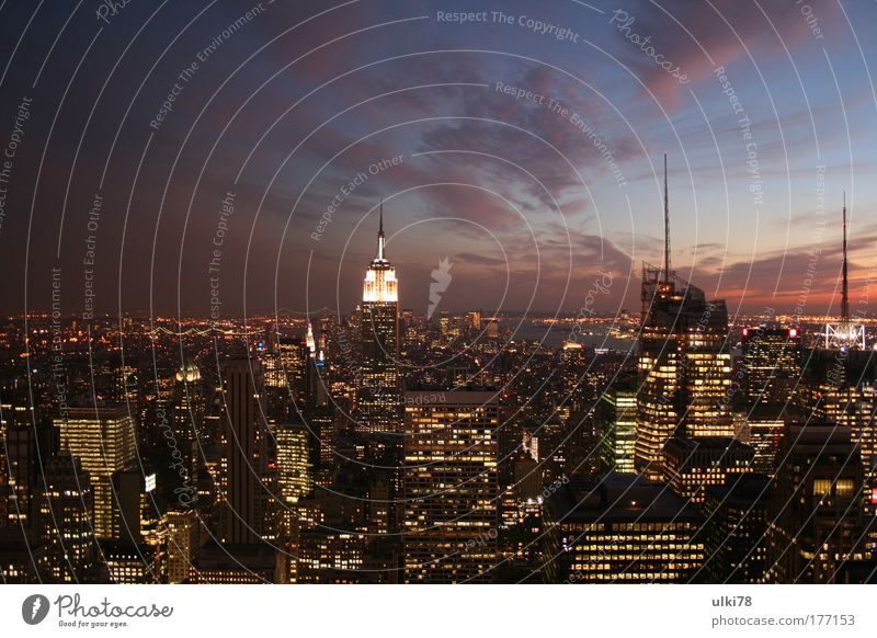 New York Farbfoto mehrfarbig Außenaufnahme Abend Dämmerung Langzeitbelichtung Vogelperspektive Panorama (Aussicht) New York City USA United States of America