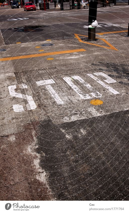 Please Industrie Auckland Stadt Verkehr Autofahren Straße Straßenkreuzung Verkehrszeichen Verkehrsschild Stoppschild Fahrbahnmarkierung Zeichen Schriftzeichen
