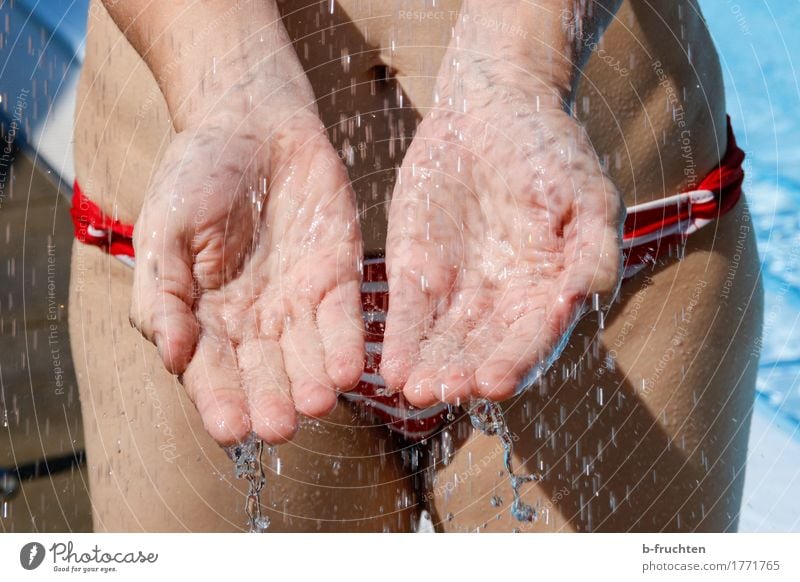 kühles nass Leben Schwimmbad Sommerurlaub feminin Frau Erwachsene Hand Finger 1 Mensch Wasser Wassertropfen frisch kalt Sauberkeit Freude Freizeit & Hobby