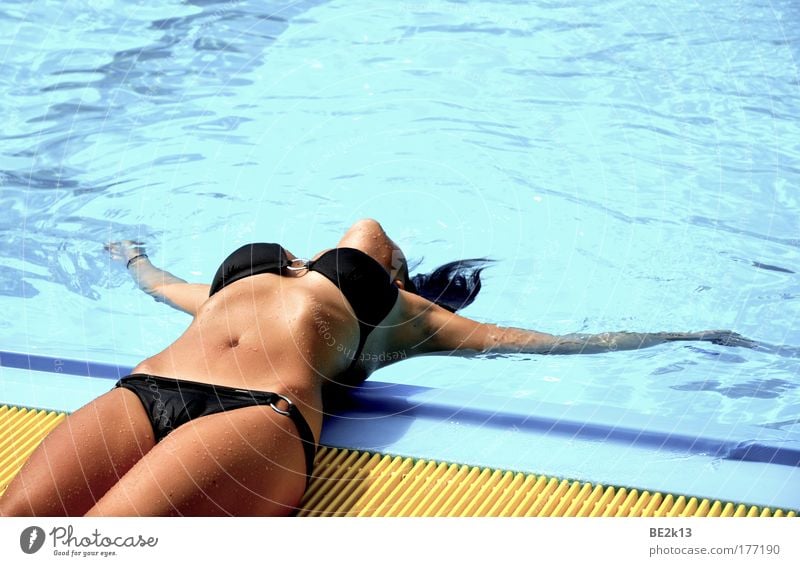 einfach mal weiterchilln Freude Körper Freizeit & Hobby Sommer Sonnenbad Wellen Schwimmbad feminin Junge Frau Jugendliche 18-30 Jahre Erwachsene Wasser