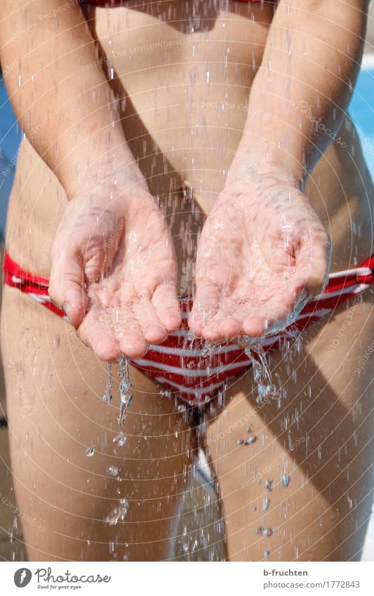 Abkühlung Haut Leben Schwimmen & Baden Freizeit & Hobby Sonne Wassersport feminin Frau Erwachsene Körper Hand Finger 1 Mensch 30-45 Jahre Wassertropfen