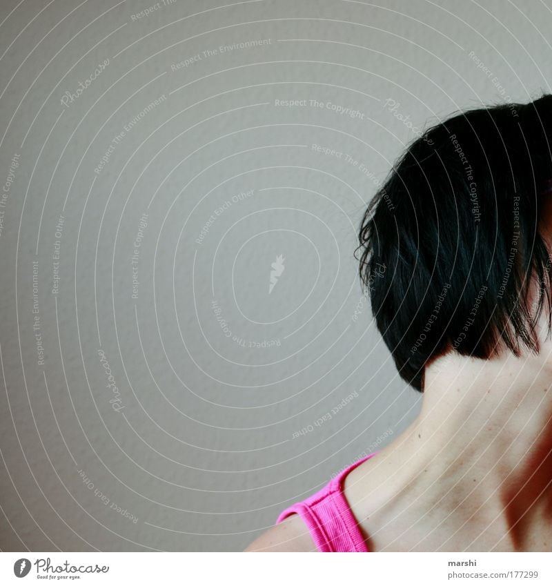 Langhals Farbfoto Textfreiraum links Blick nach hinten Mensch feminin Junger Mann Jugendliche Frau Erwachsene Haut Kopf Haare & Frisuren 1 rosa Gefühle Unlust