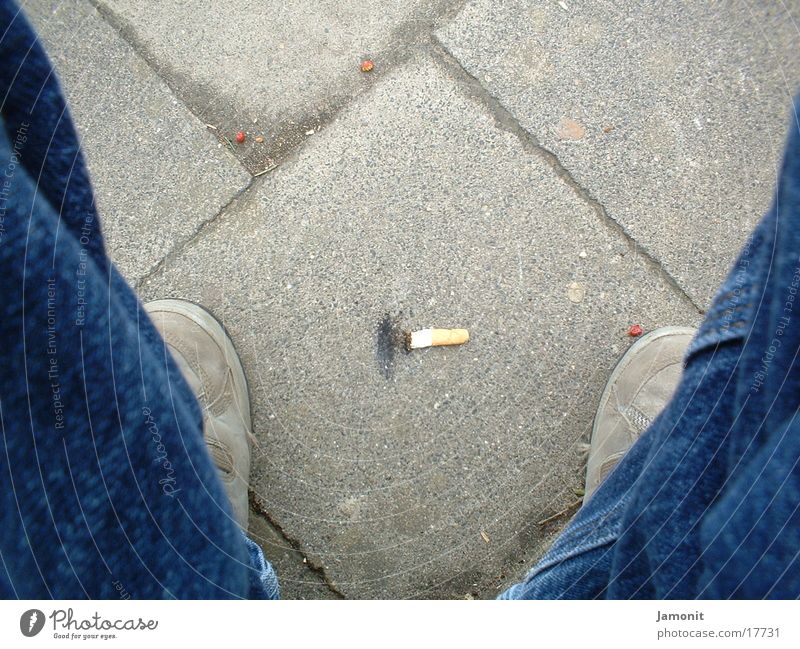 Zigarrette auf dem Boden Bodenbelag Schuhe Stein Brandasche