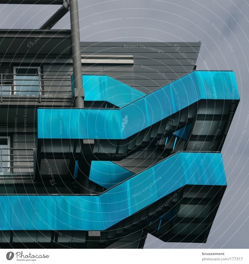 Kleine Fluchten Farbfoto Außenaufnahme Tag elegant Design Haus Düsseldorf Gebäude Architektur Treppe Balkon modern blau schwarz einzigartig innovativ