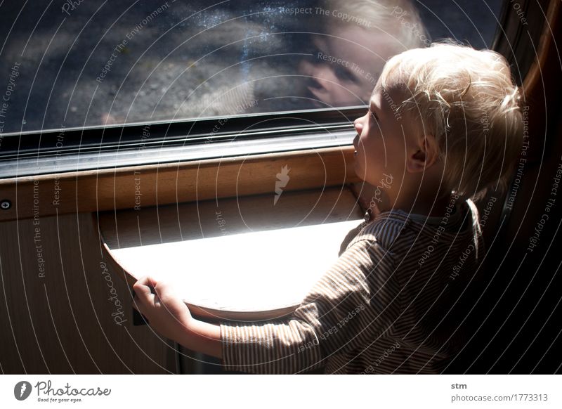 Kleinkind schaut neugierig aus dem Zugfenster Ferien & Urlaub & Reisen Kind Junge Kindheit Leben 1 Mensch 1-3 Jahre Bahnfahren Eisenbahn Personenzug Zugabteil