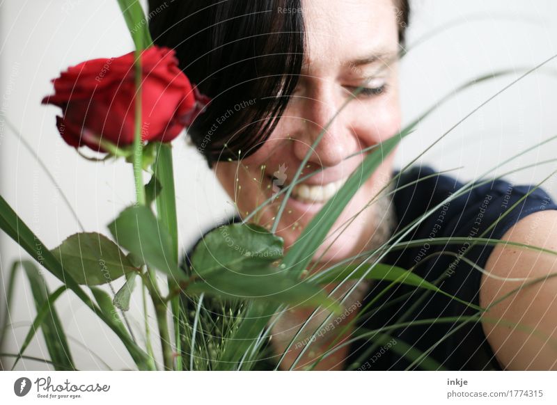 Rosenstrauß und lachendes Frauengesicht Lifestyle Freude Glück Erwachsene Leben Gesicht 1 Mensch 30-45 Jahre 45-60 Jahre Blumenstrauß Lächeln Freundlichkeit