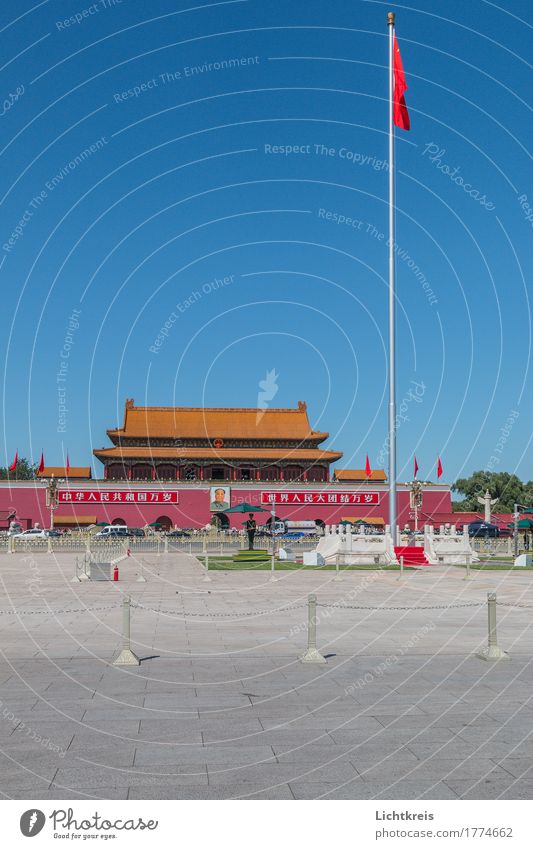 Tian'anmen-Platz Peking China Asien Hauptstadt Bauwerk Architektur Sehenswürdigkeit Wahrzeichen Denkmal Verbotene Stadt Nationalflagge Sauberkeit blau rot Ehre