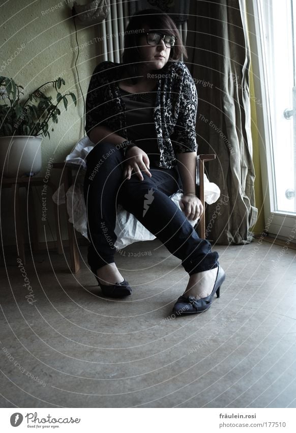 In den Schuhen meiner Schwester Innenaufnahme Tag Schatten Kontrast Zentralperspektive Ganzkörperaufnahme Vorderansicht Blick nach unten Wegsehen Sessel Raum