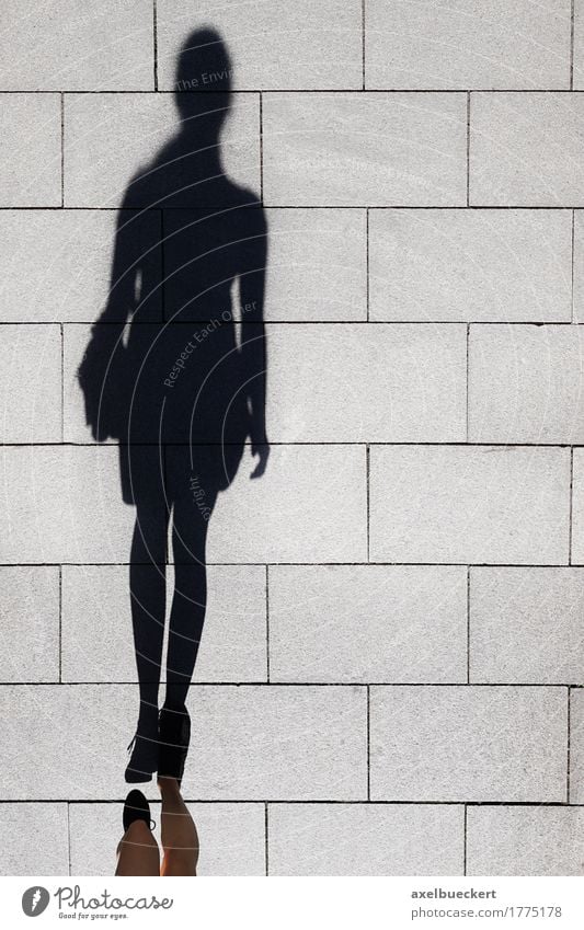 Schatten einer Frau, die auf Fußgängerzone geht Lifestyle elegant Mensch feminin Erwachsene 1 Straße laufen lang oben Bürgersteig Fußweg Figur Boden unkenntlich