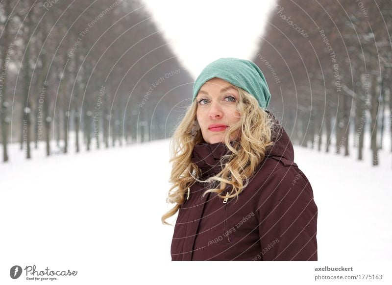 Frau in Schnee bedeckte Gasse Lifestyle Freizeit & Hobby Winter Mensch feminin Junge Frau Jugendliche Erwachsene 1 30-45 Jahre Natur Landschaft Wetter Baum Park