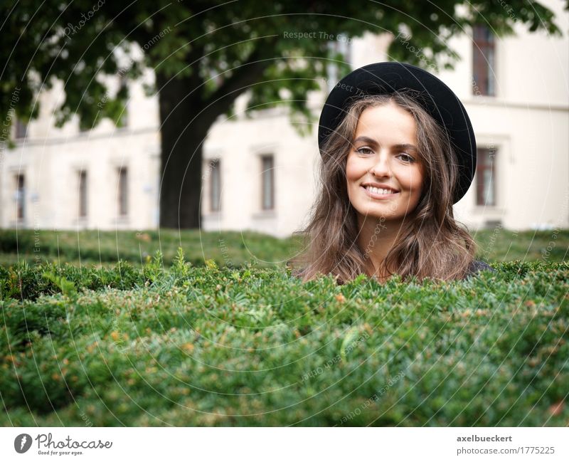 glückliche junge Frau in einem Park Lifestyle Stil Freude schön Freizeit & Hobby Mensch feminin Junge Frau Jugendliche Erwachsene 1 18-30 Jahre Garten Mode Hut