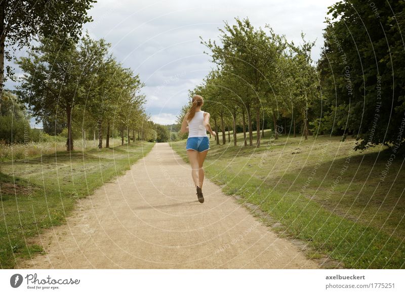 junge Frau joggen Lifestyle sportlich Fitness Erholung Freizeit & Hobby Sommer Sport Sport-Training Joggen Mensch feminin Mädchen Junge Frau Jugendliche