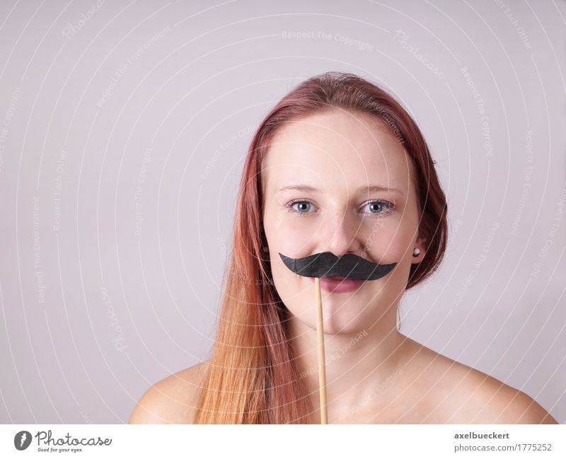 junge Frau mit falschen Schnurrbart Lifestyle Mensch maskulin feminin androgyn Junge Frau Jugendliche Erwachsene Gesicht 1 18-30 Jahre rothaarig langhaarig