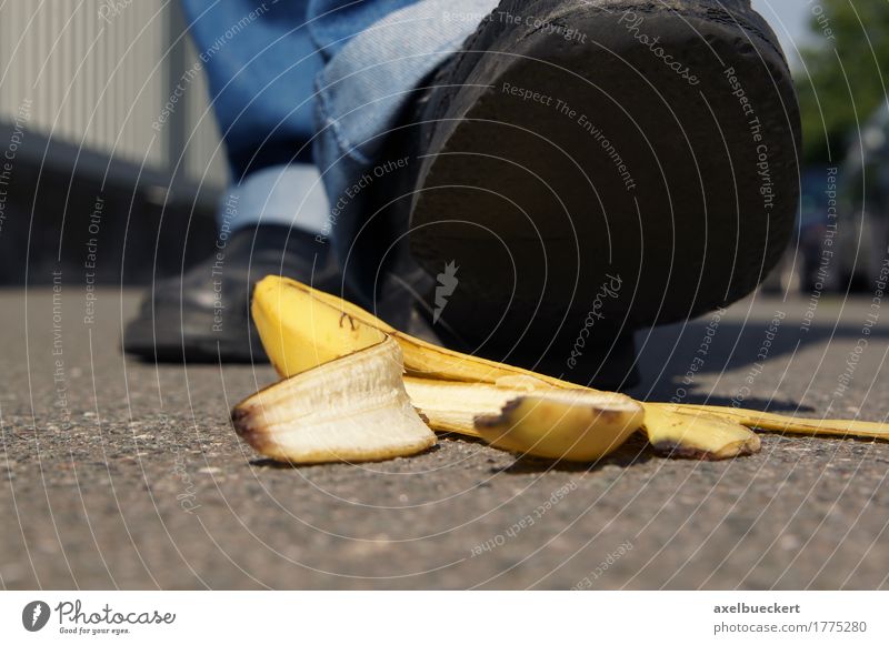 Person über eine Bananenschale zu rutschen Frucht Mensch Mann Erwachsene Fuß 1 Fußgänger Straße Schuhe gefährlich Slapstick Boden Rutschgefahr ausrutschen