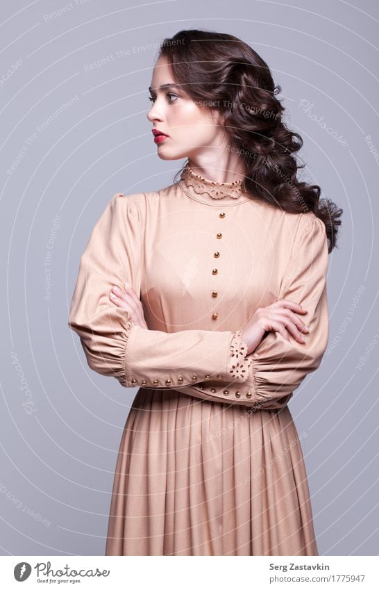 Portrait der jungen schönen Frau im Retro- beige Kleid elegant Stil Haut Gesicht Maniküre Schminke Mädchen Erwachsene Hand Mode brünett dünn retro Sauberkeit